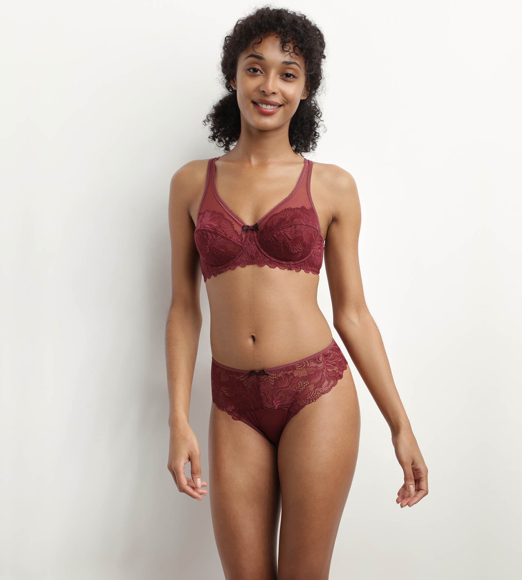 DIM Rubinroter Brazilian Slip aus Mikrofaser und Spitze - Generous Essentiel
