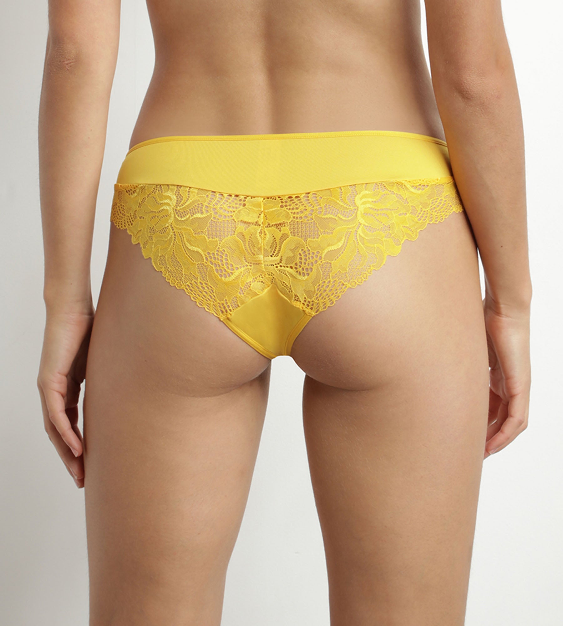 DIM Gelber Brazilian aus Mikrofaser und Spitze – Generous Essentiel