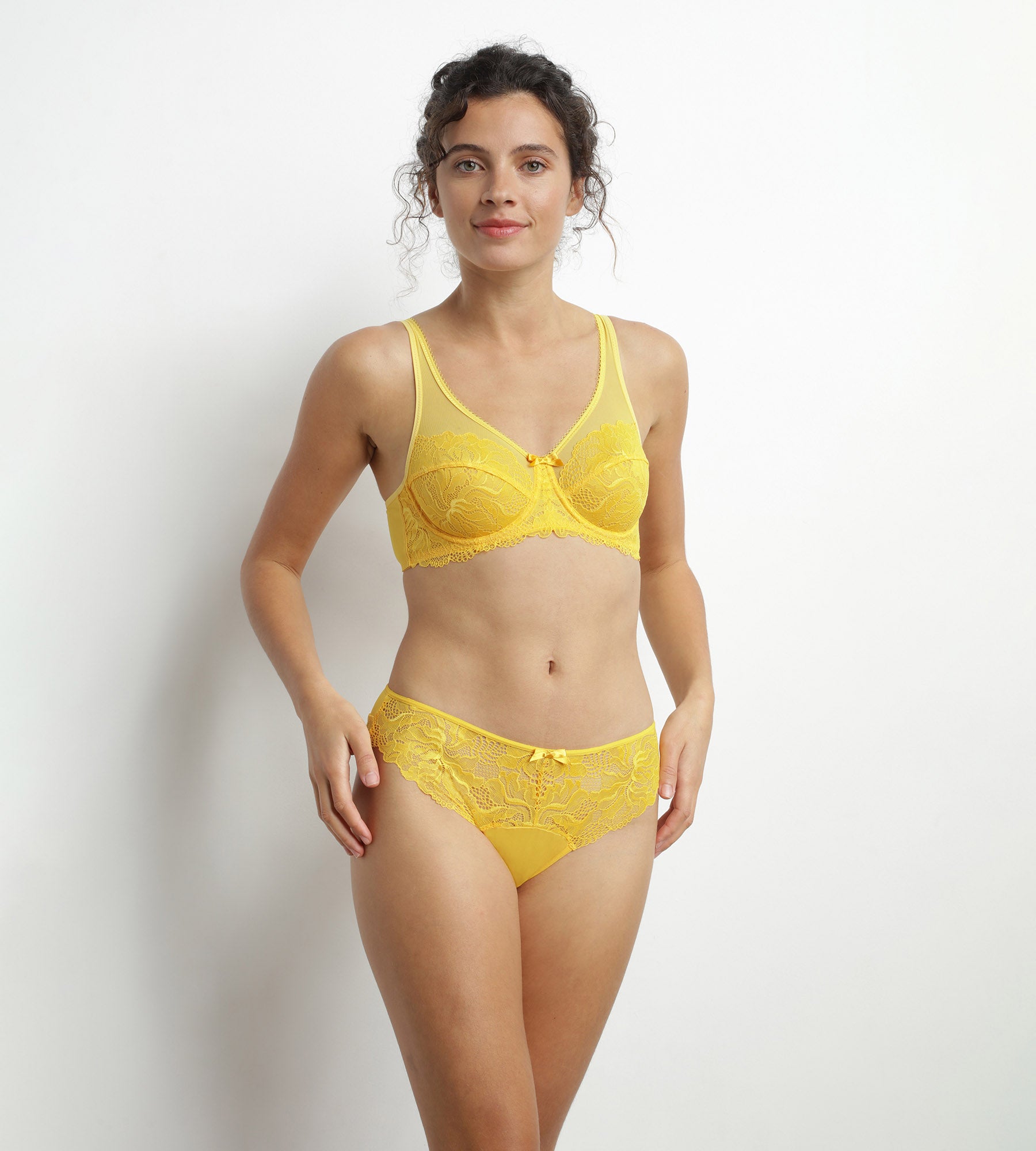 DIM Gelber Brazilian aus Mikrofaser und Spitze – Generous Essentiel