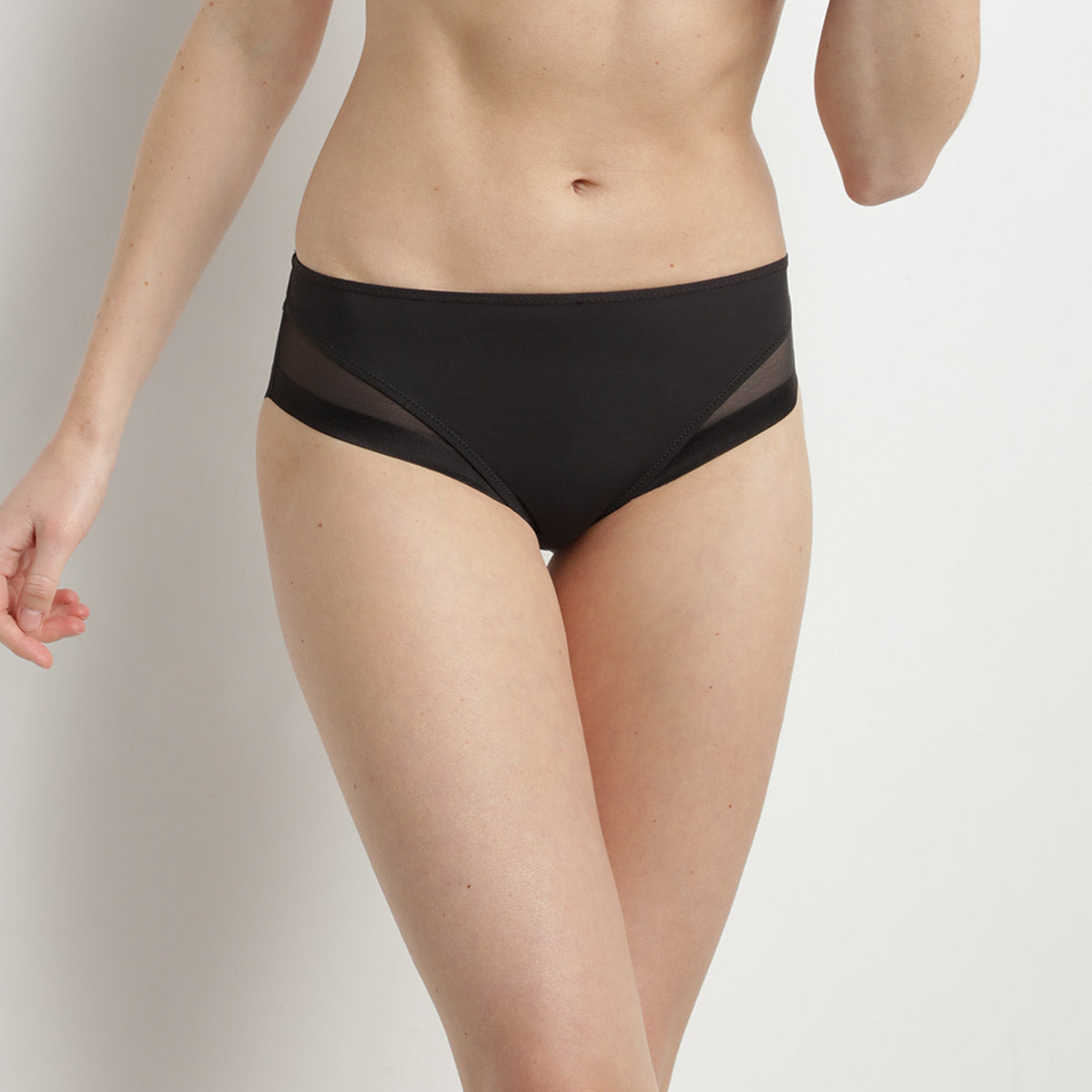 DIM Schwarzer Slip mit Tülleinsätzen - Generous