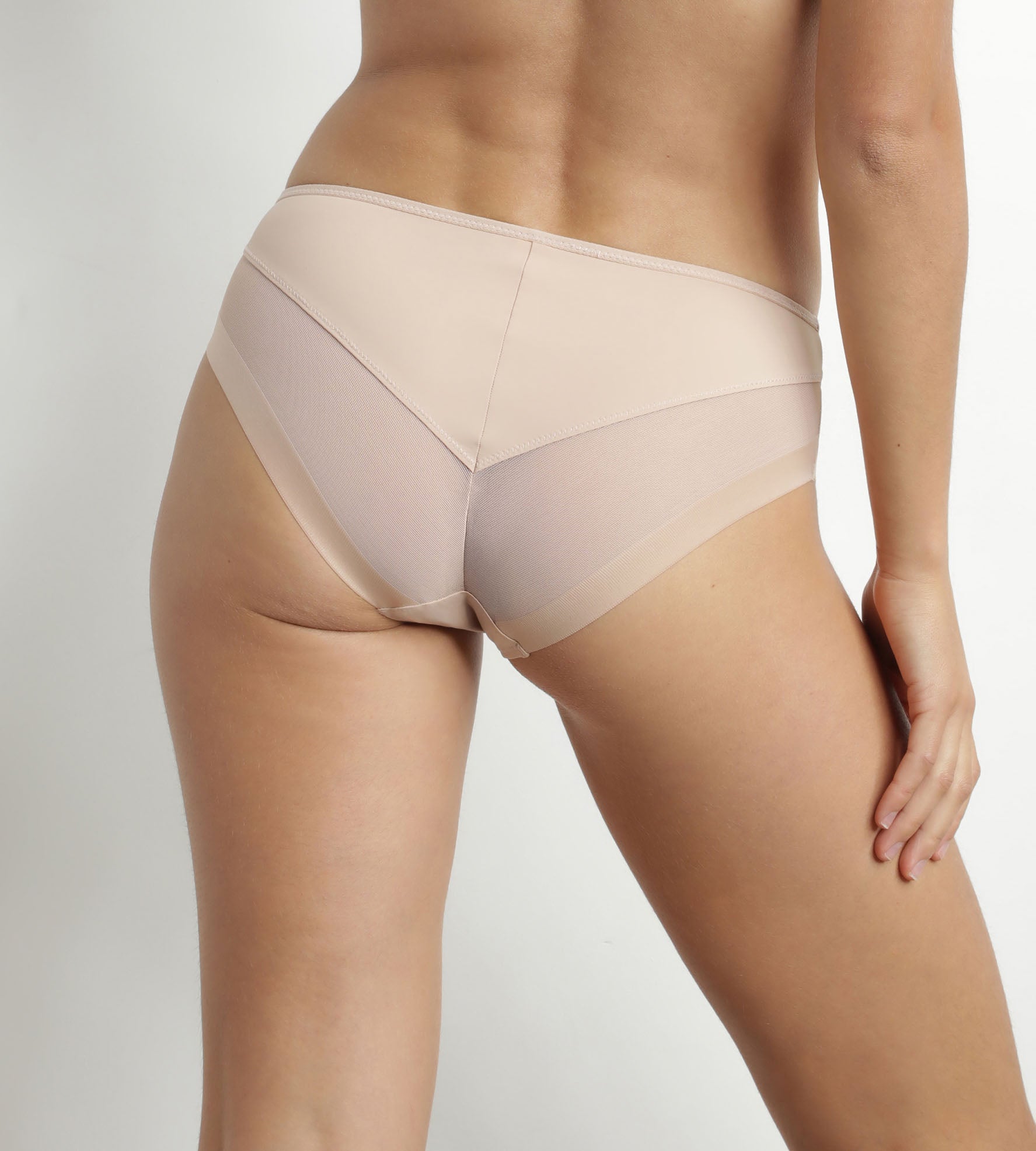 DIM Nudefarbener Slip mit Tülleinsätzen - Generous
