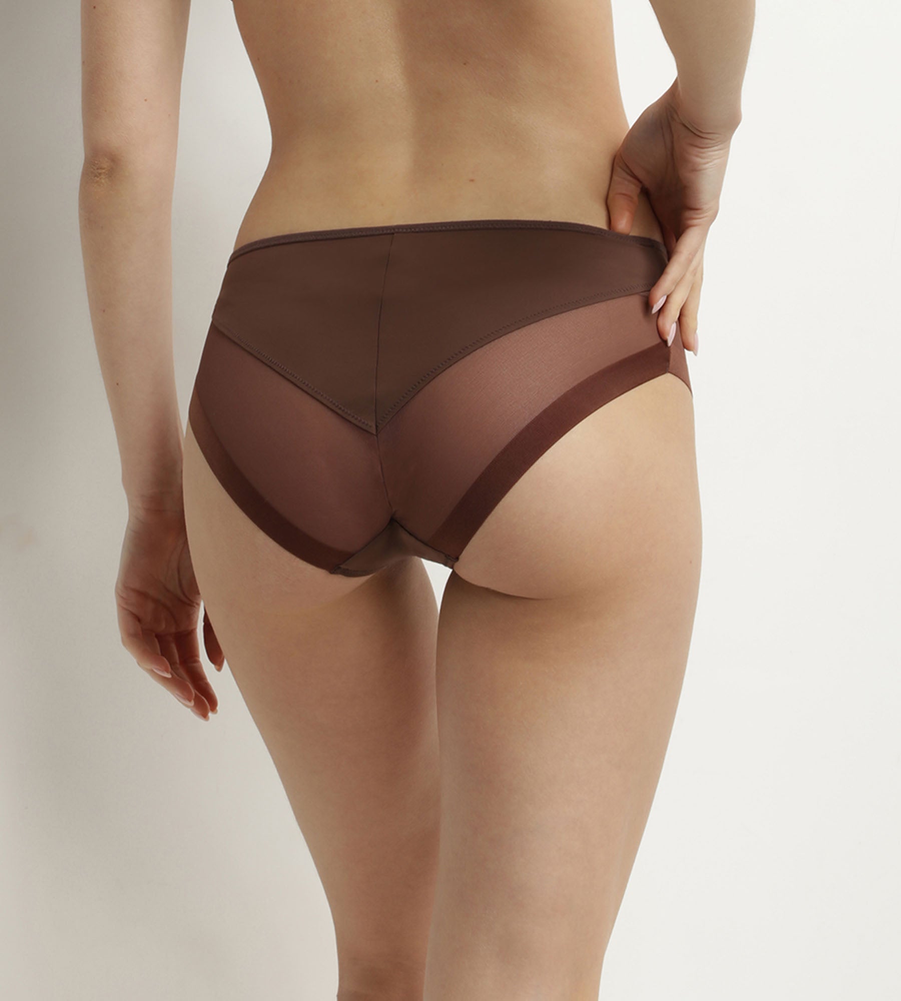 DIM Kakaobrauner Mikrofaser-Slip mit Tülleinsätzen – Generous