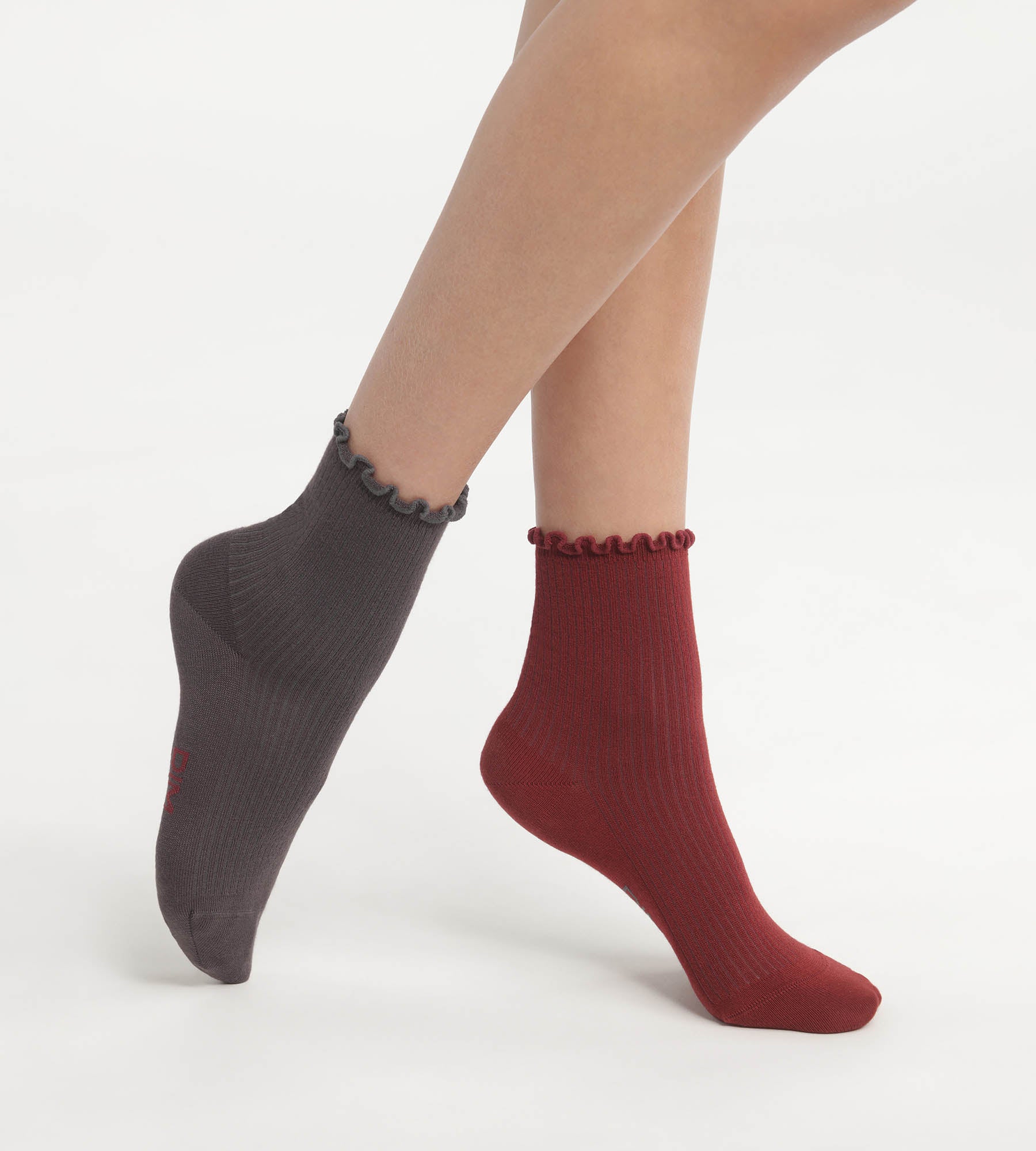 DIM Packung mit 2 Paar Damensocken mit Rüschen Red Dim Modal