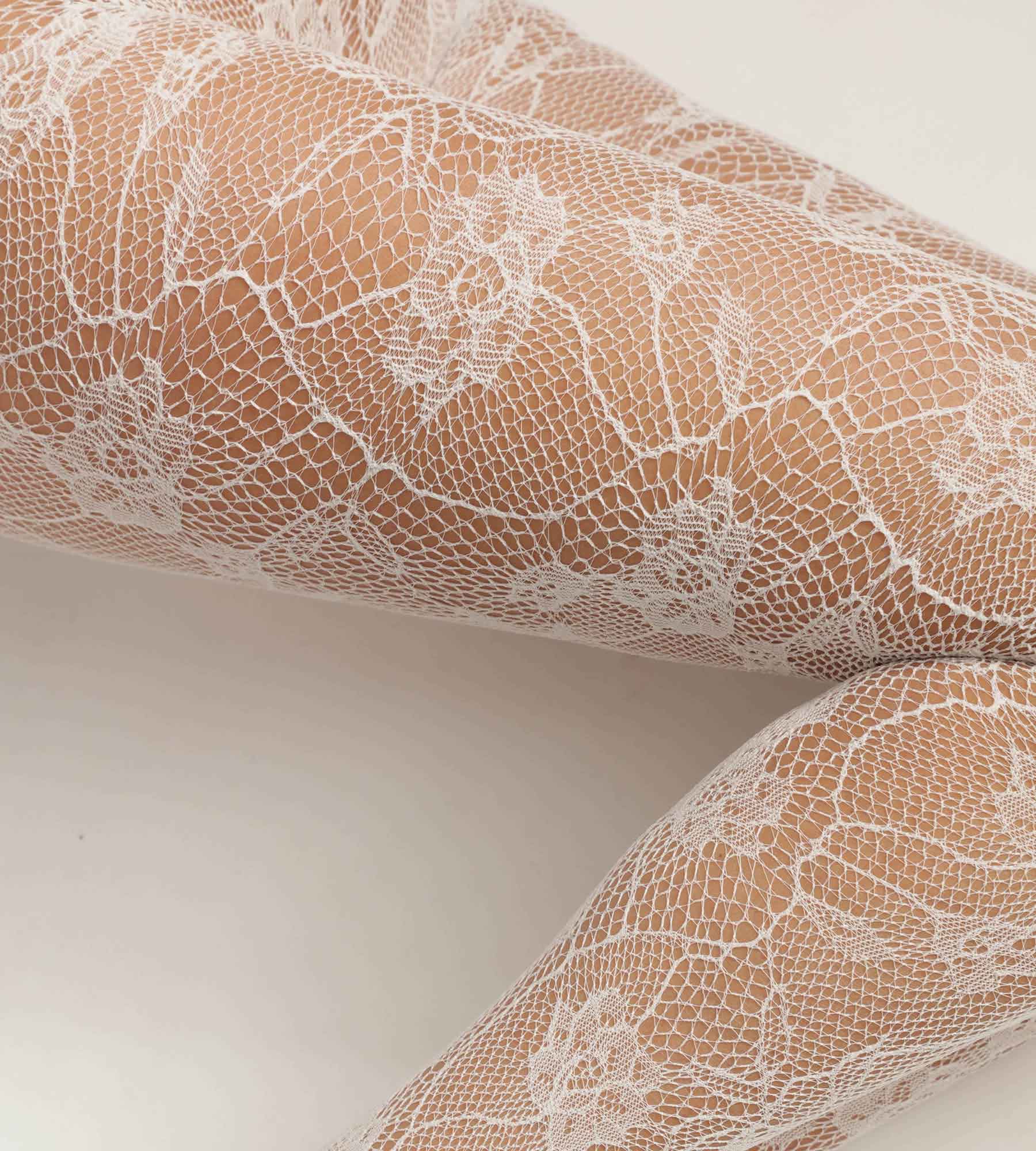 DIM Weiße Strumpfhose in Spitzenoptik mit Blüten -- DIM Style