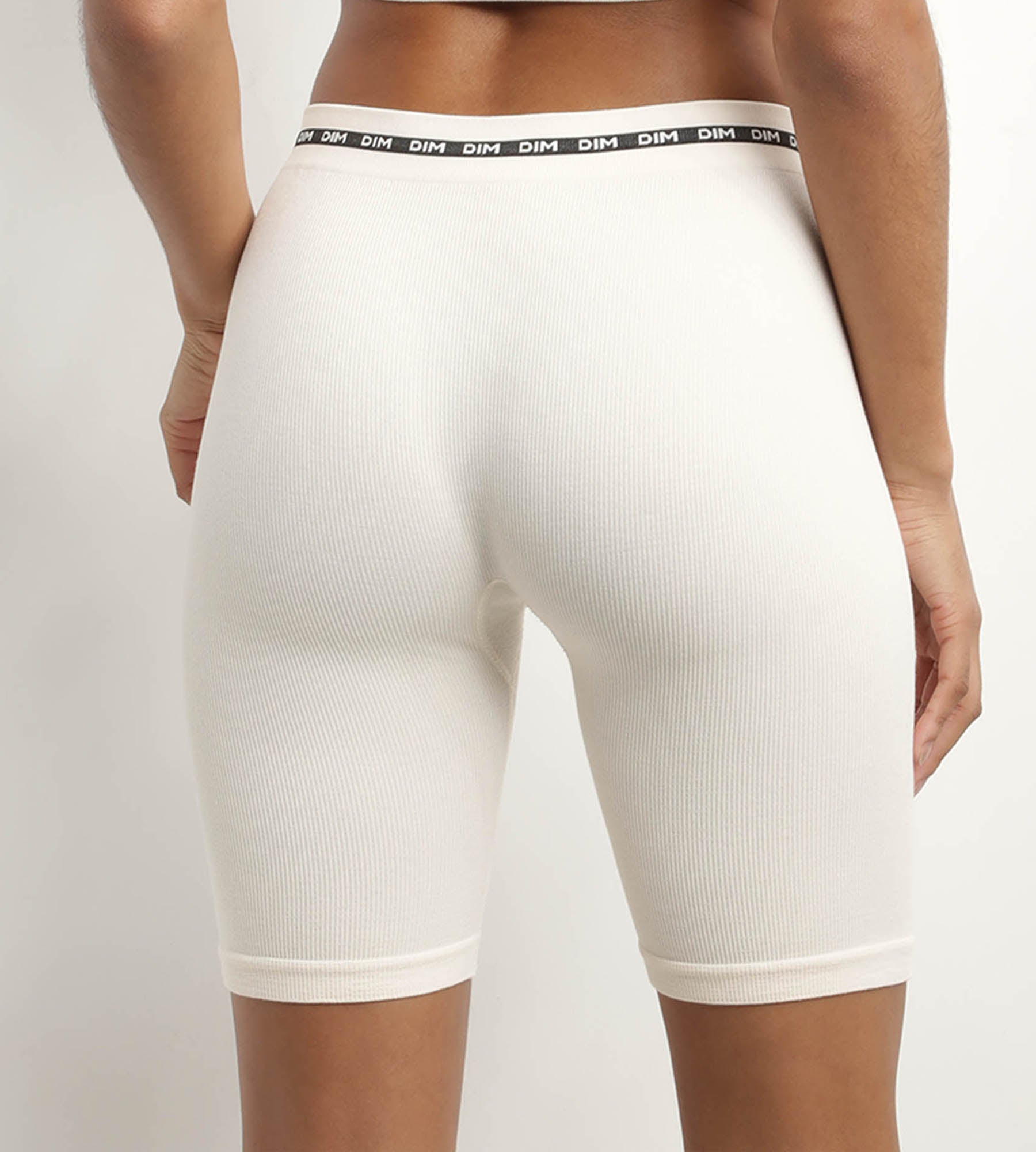 DIM Hellbeige Radlershorts aus gerippter Mikrofaser - Icons Seamless