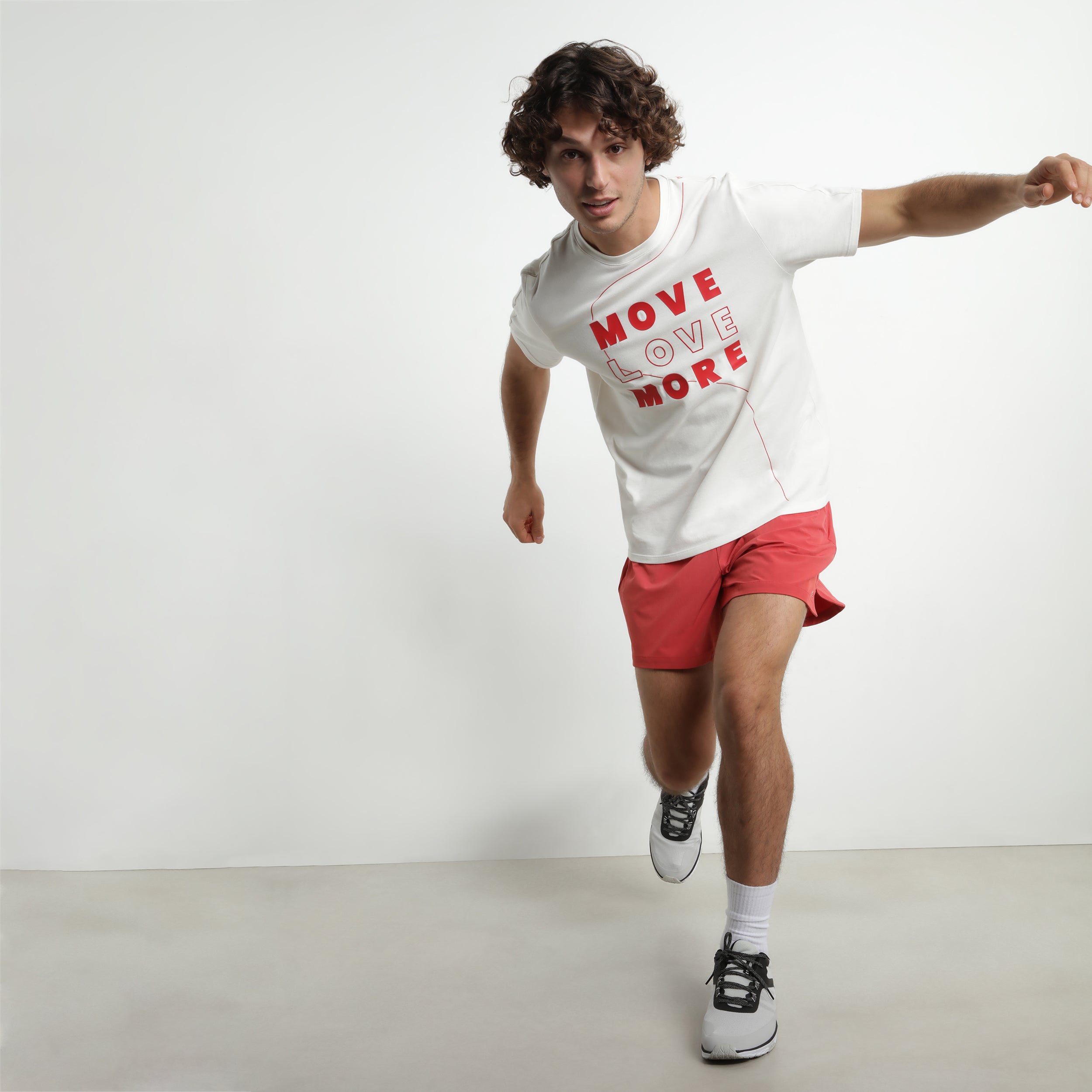 DIM Dim Move Herren-Sportshorts aus luftigem Material in Rot