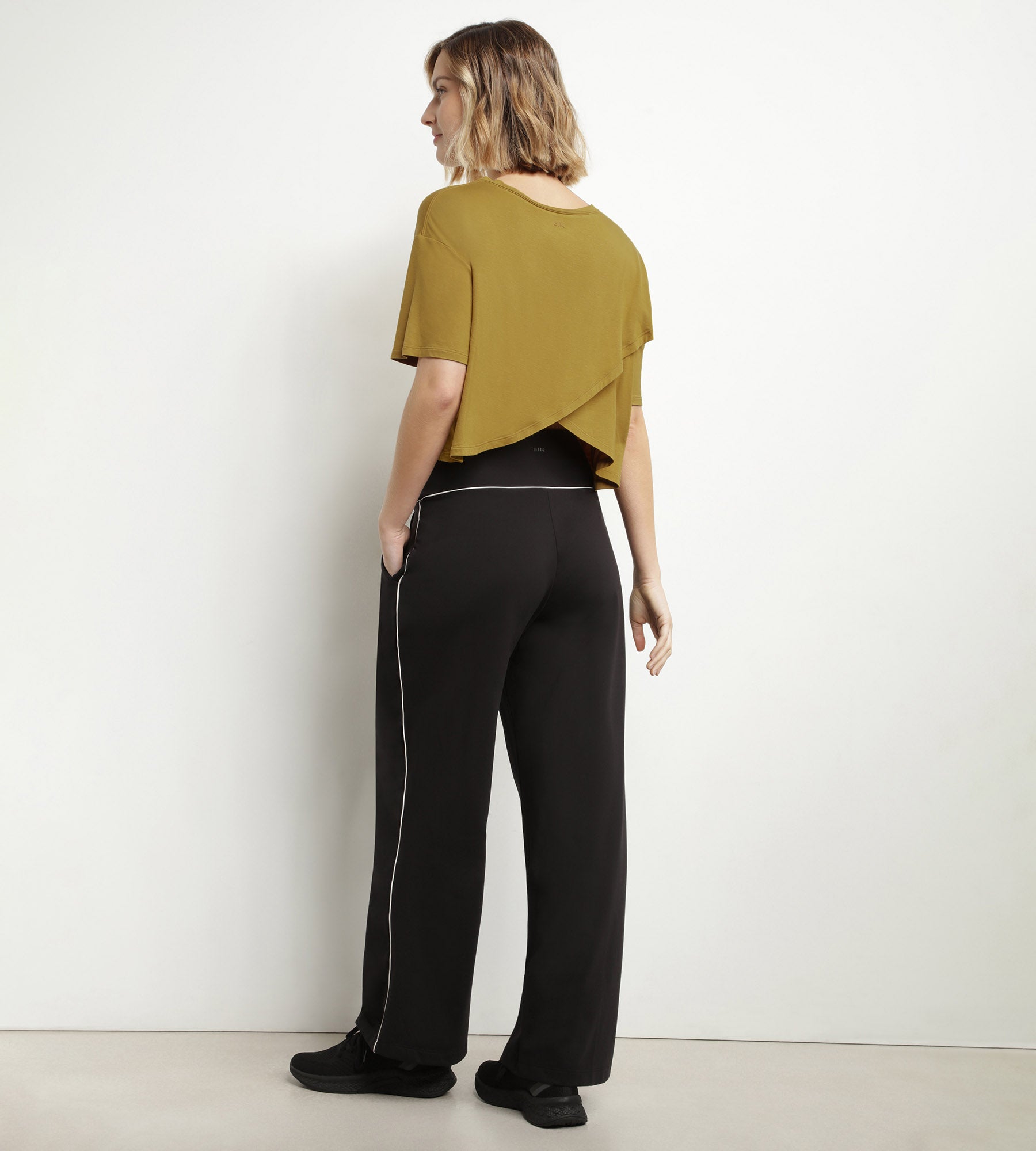 DIM Sport-T-Shirt für Damen in Olivgrün Viskose mit offenem Rücken Dim Move