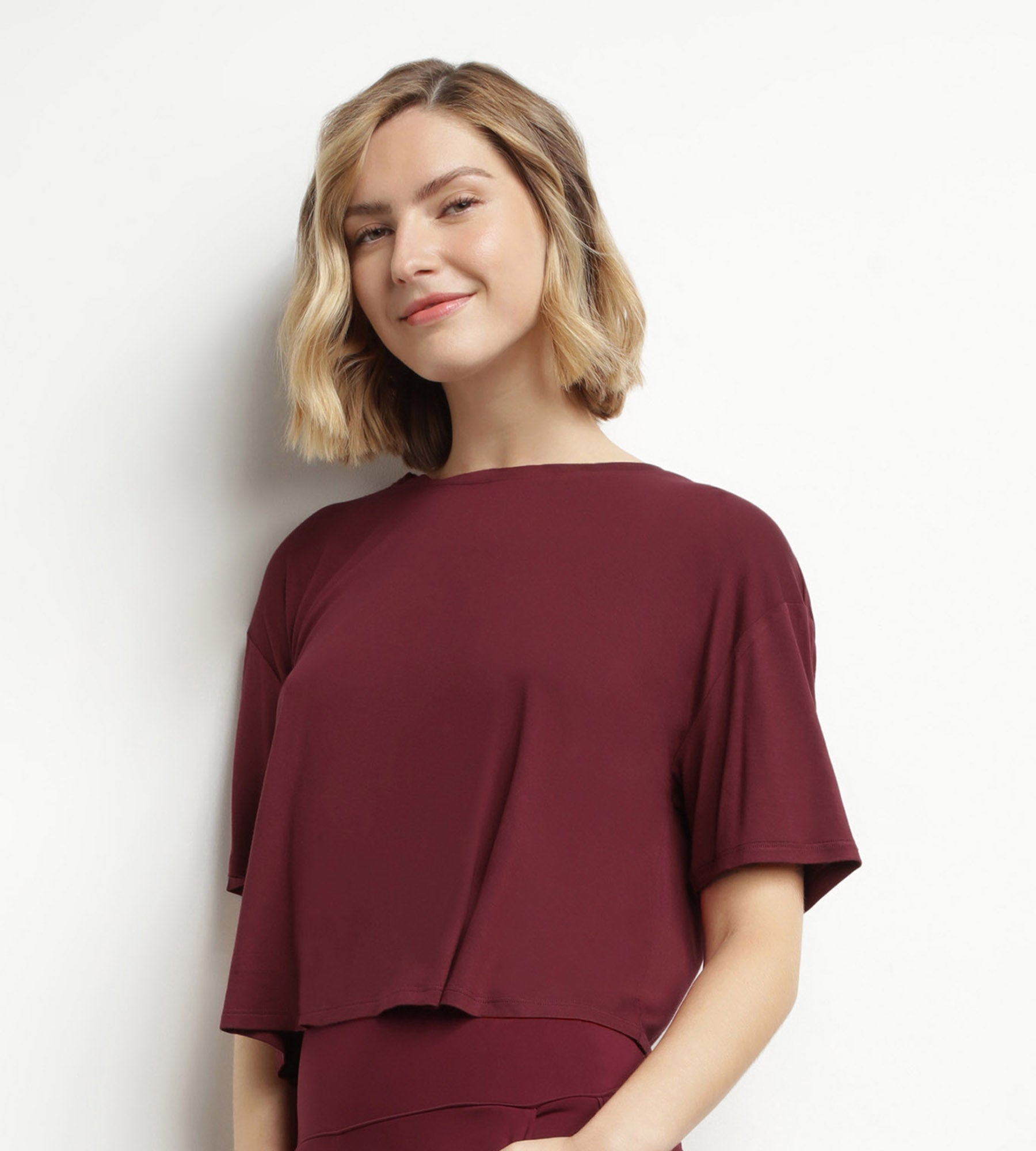 DIM Sport-T-Shirt für Damen aus burgunderfarbener Viskose mit offenem Rücken Dim Move