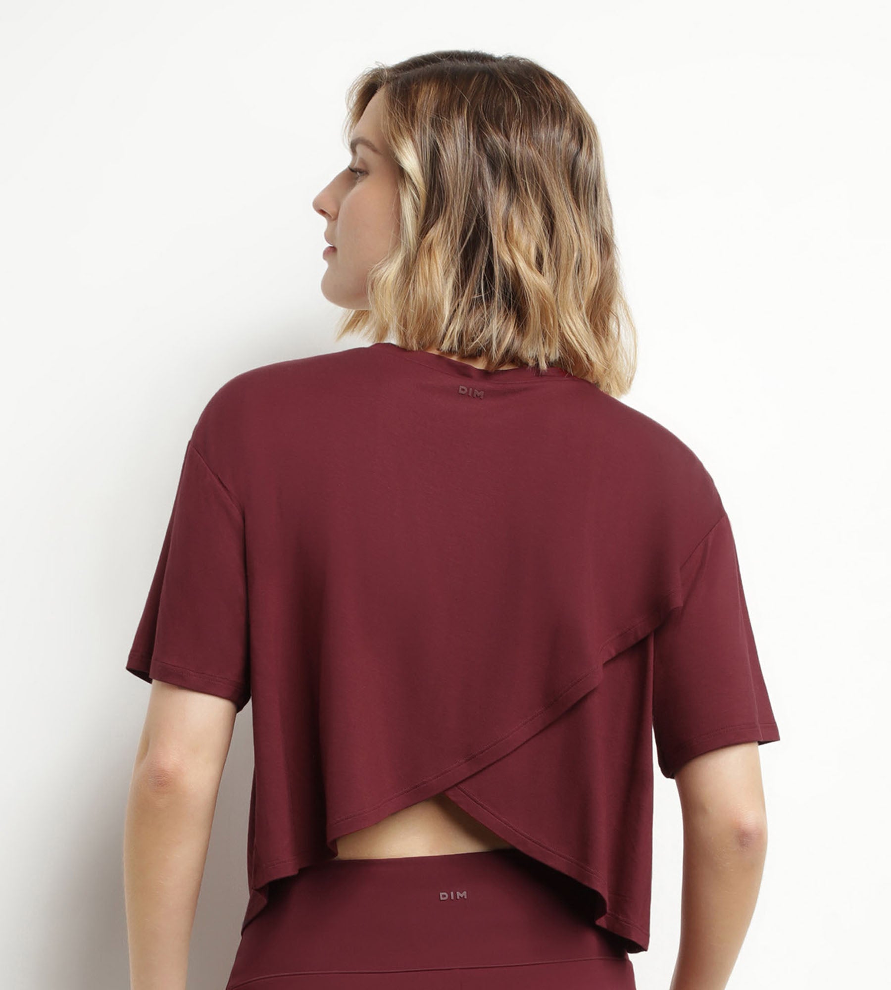 DIM Sport-T-Shirt für Damen aus burgunderfarbener Viskose mit offenem Rücken Dim Move