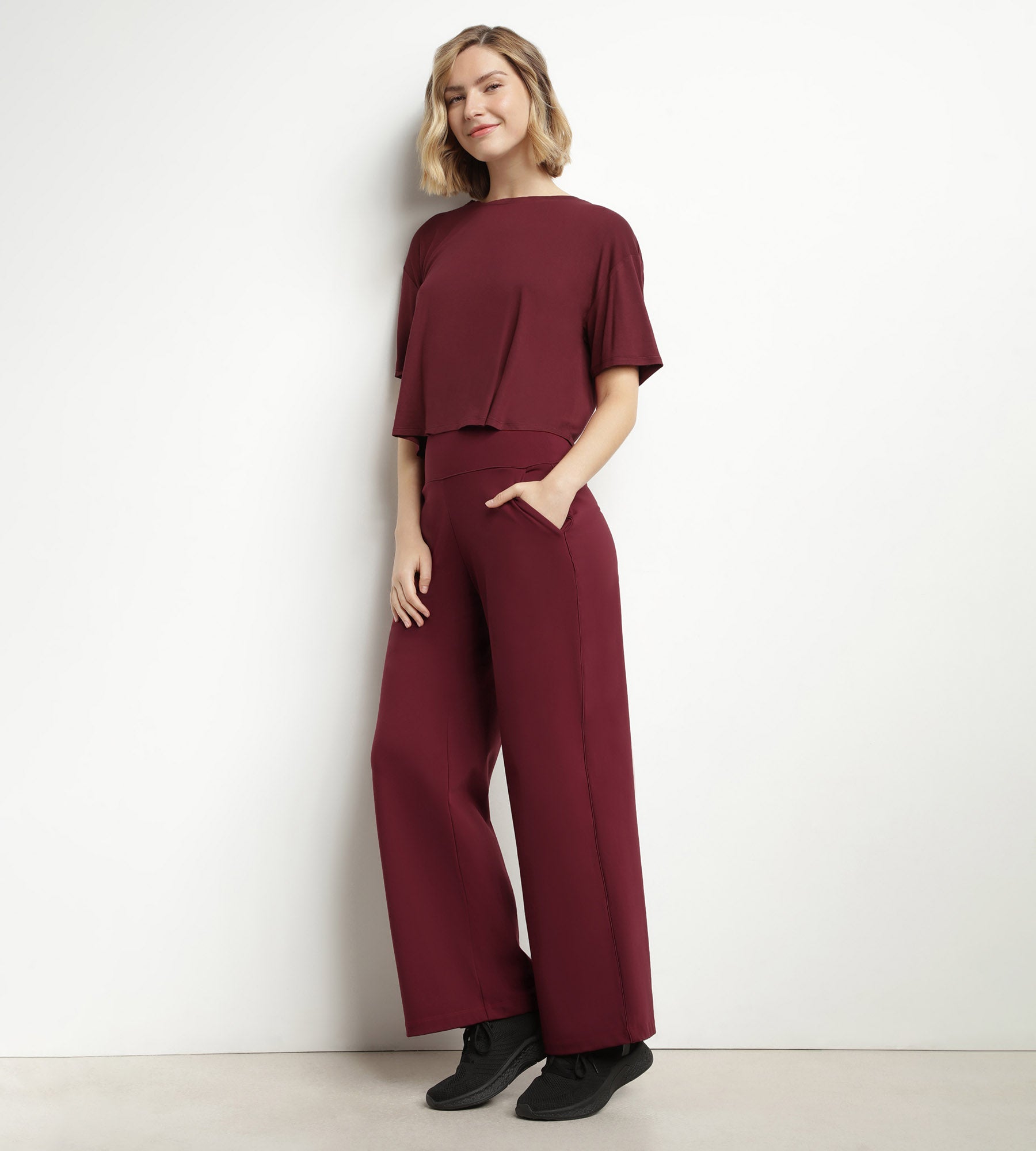 DIM Sport-T-Shirt für Damen aus burgunderfarbener Viskose mit offenem Rücken Dim Move
