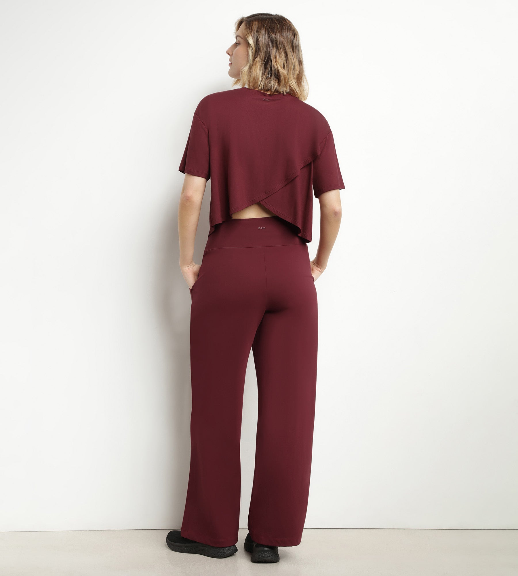 DIM Sport-T-Shirt für Damen aus burgunderfarbener Viskose mit offenem Rücken Dim Move