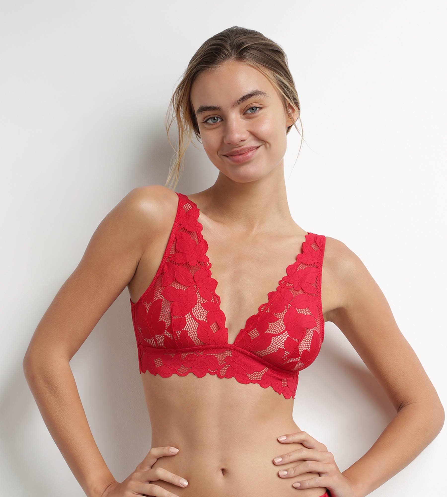 DIM Roter Bralette mit auffälligen Blütenspitzen – Dim Lacy