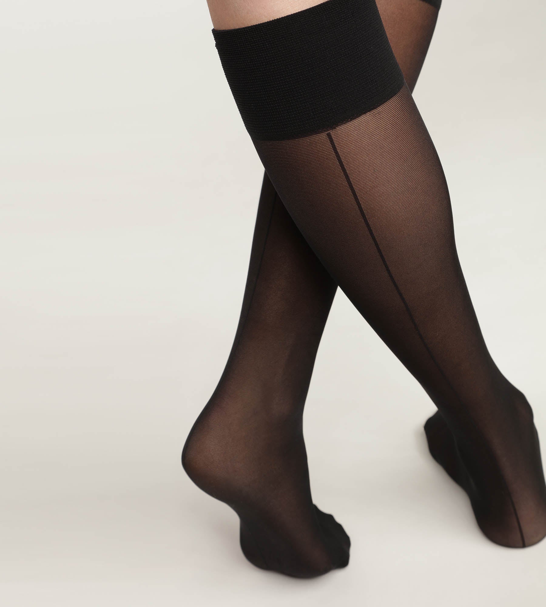 DIM Schwarze Kniestrümpfe aus transparentem Voile mit Kontrastlinie- DIM Style