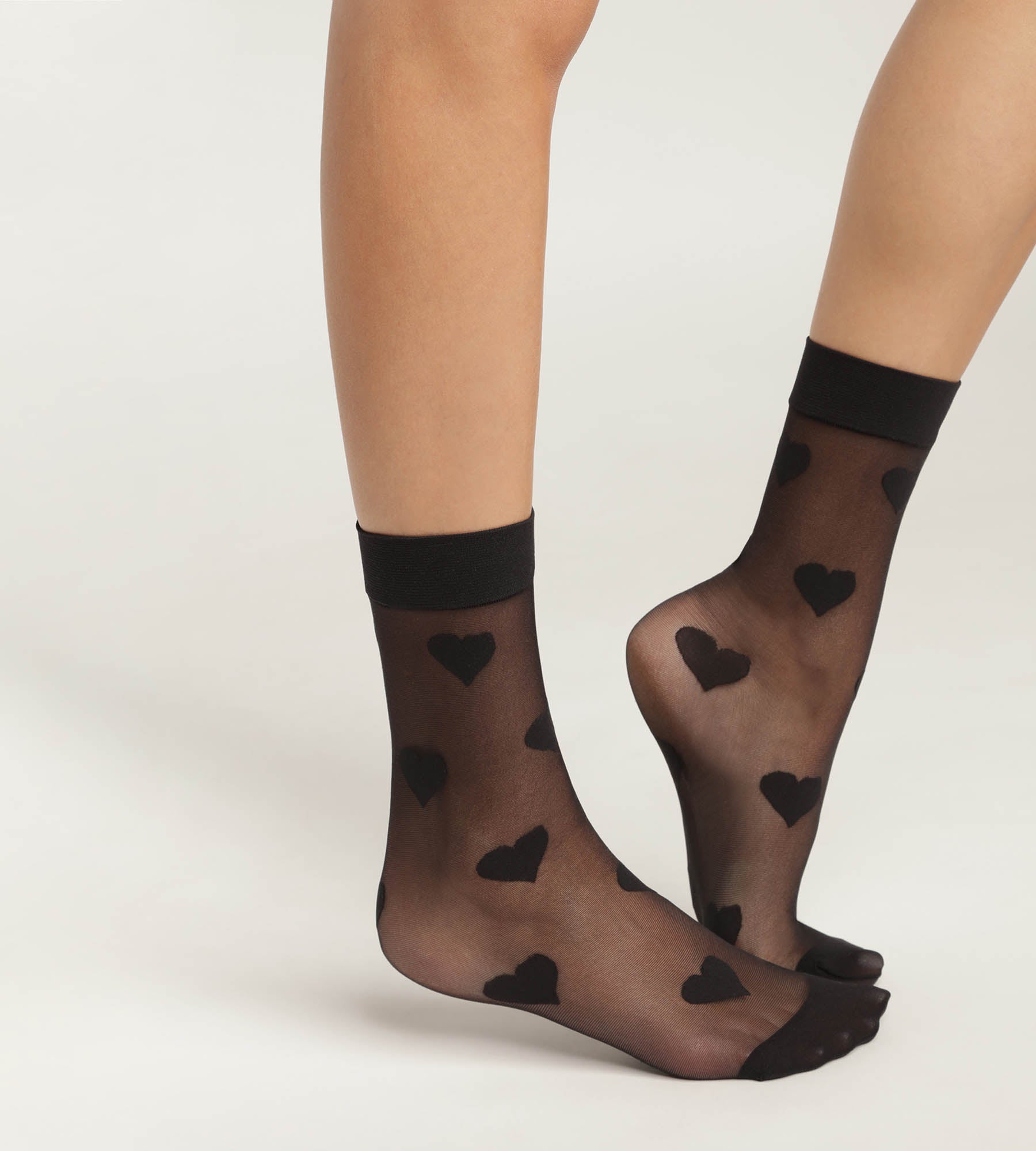 DIM Schwarze Söckchen aus transparentem Schleier mit Herzmotiven- DIM Style