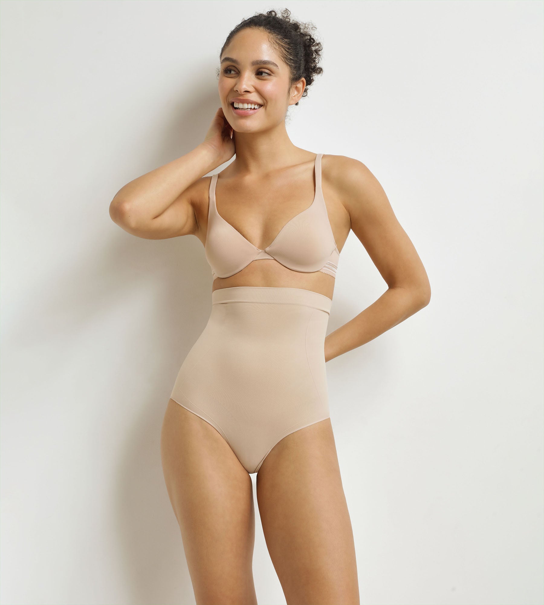 DIM Slip, hochgeschnitten, Frau, zweite Haut, Nude Dim Silhouette