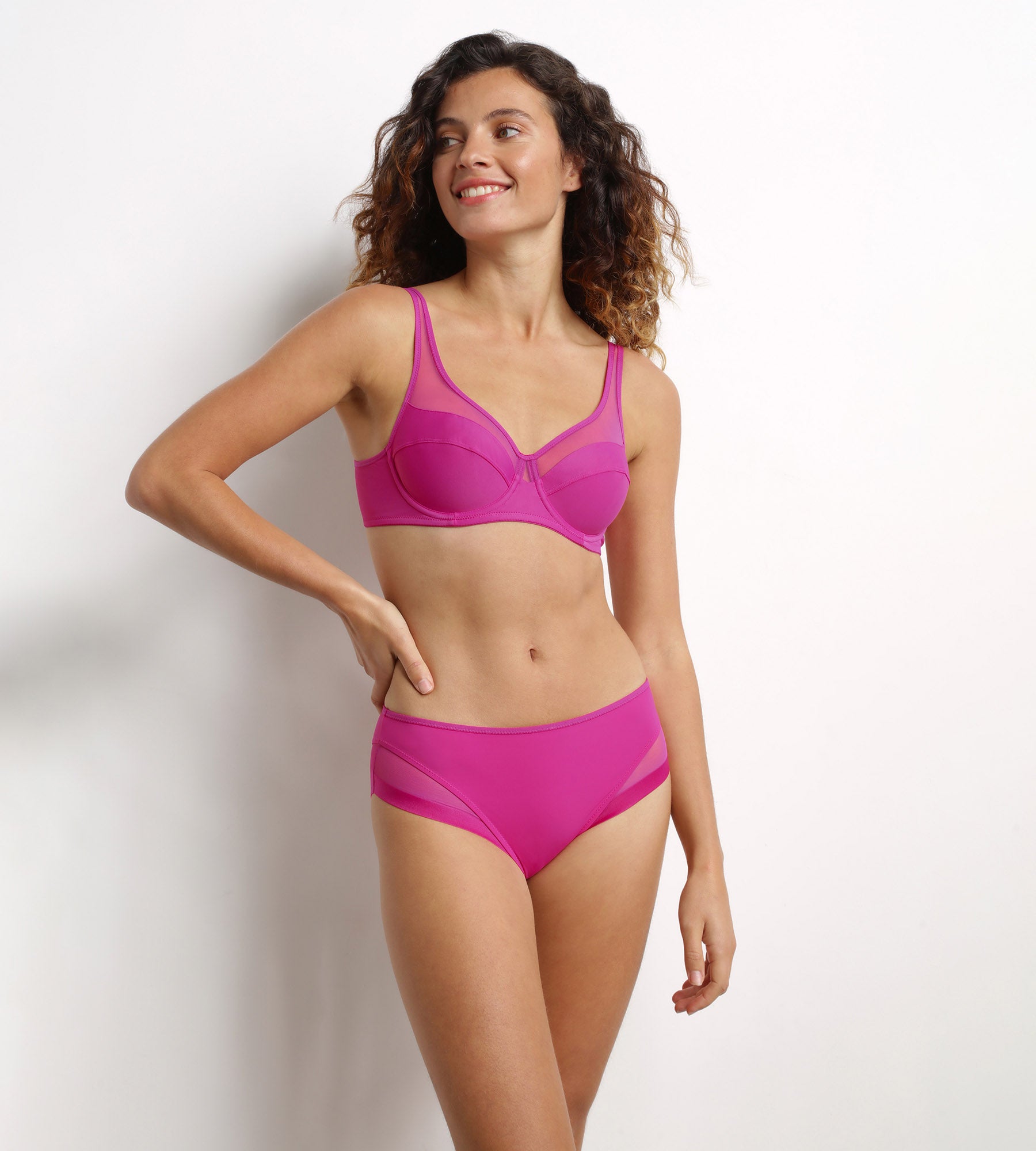 DIM Fuchsia Mikrofaser–BH, mit Tülleinsätzen – Generous
