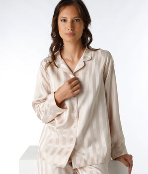 Langer Pyjama-Set aus mandelfarbenem Satin