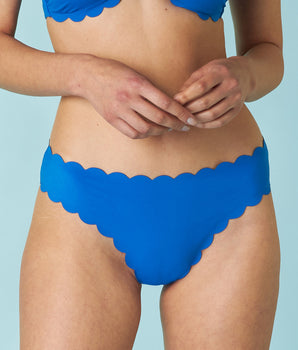 Elektrisch blauer Brazilian-Bikinislip Scallop aus Mikrofaser


