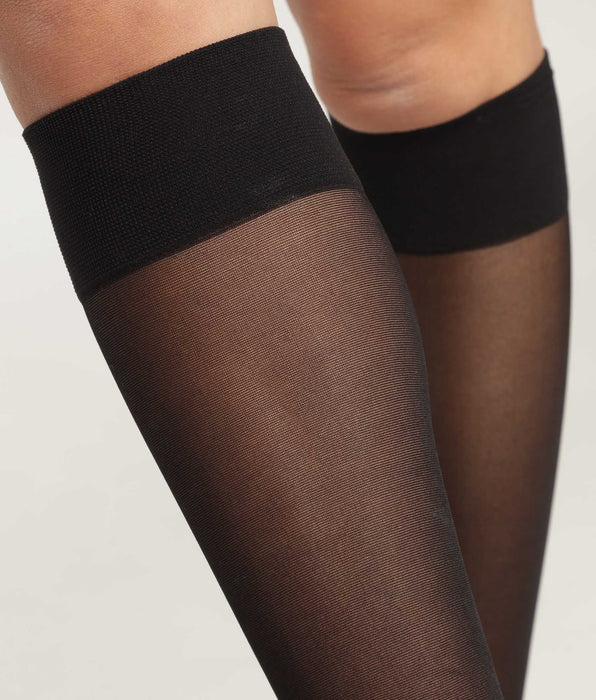 DIM Schwarze Kniestrümpfe aus transparentem Voile mit Kontrastlinie- DIM Style