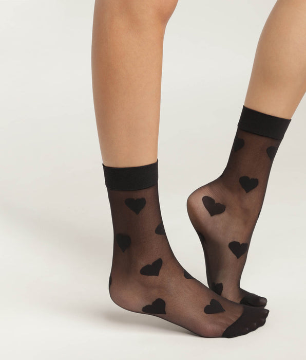 DIM Schwarze Söckchen aus transparentem Schleier mit Herzmotiven- DIM Style