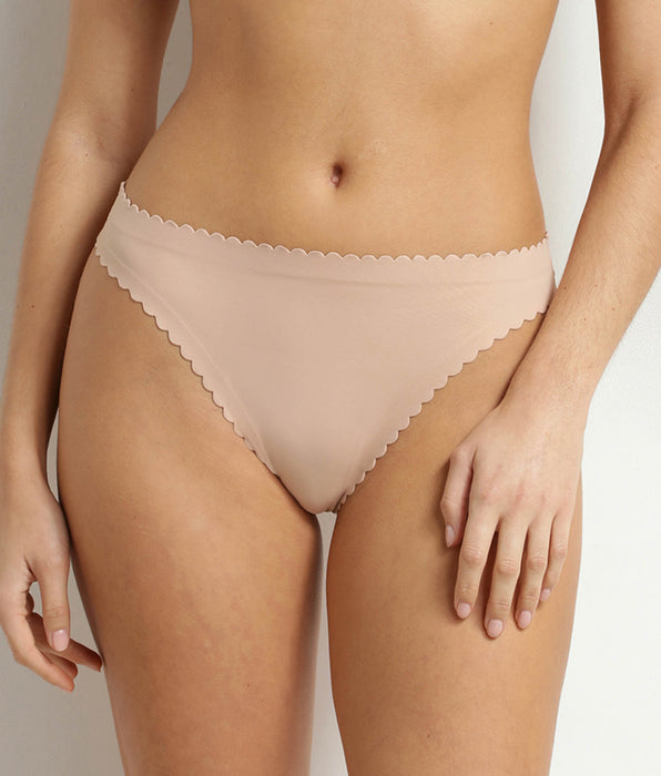 DIM Nudefarbener Damen-String aus Mikrofaser von Dim Body Touch