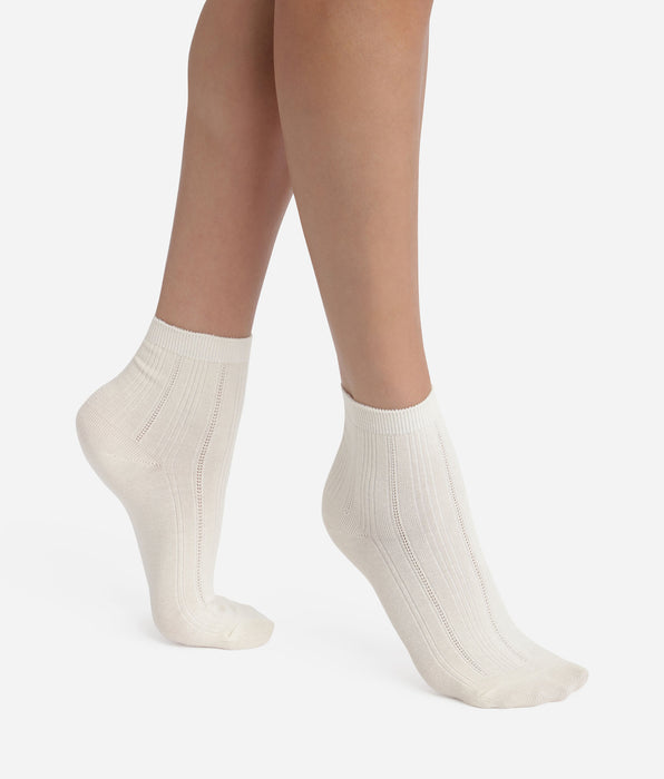 DIM Damensocken aus Baumwoll-Pointelle in Elfenbein von Dim La Mode