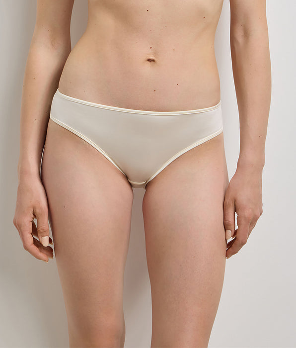 DIM Elfenbeinfarbener Slip von Dim x Ines de la Fressange