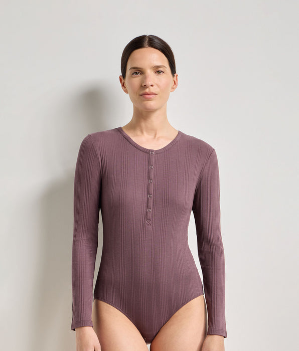 DIM Langärmliges Damen-T-Shirt aus feinem, geripptem Jersey in der Farbe „Mûre nuit“ von Dim x Ines de la Fressange