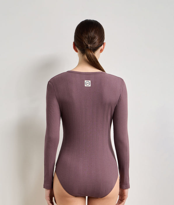 DIM Langärmliges Damen-T-Shirt aus feinem, geripptem Jersey in der Farbe „Mûre nuit“ von Dim x Ines de la Fressange
